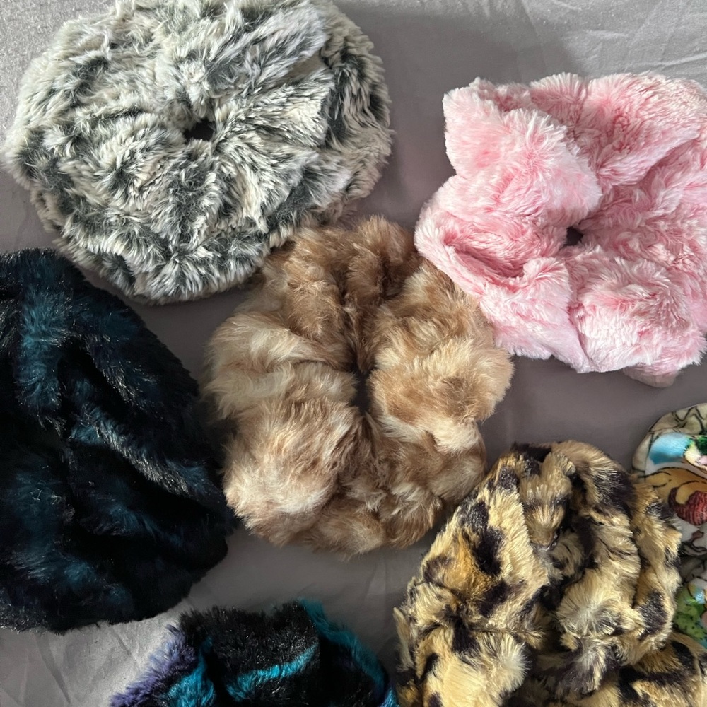 Set of 9 Minky scrunchies - Picture 3 of 5
